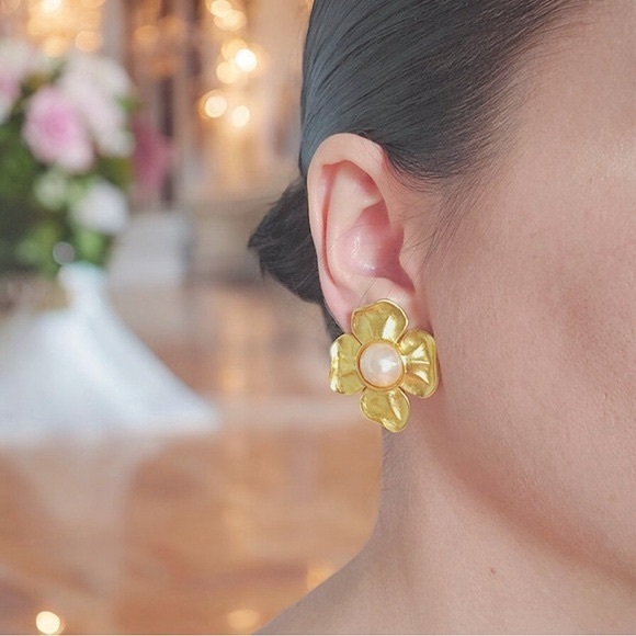 Vintage 80s GIVENCHY Matte Gold Plated Flower Pearl Clip On Statement Earrings - Picture 4 of 17